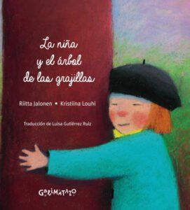 Cubierta la niña y el árbol de las grajillas